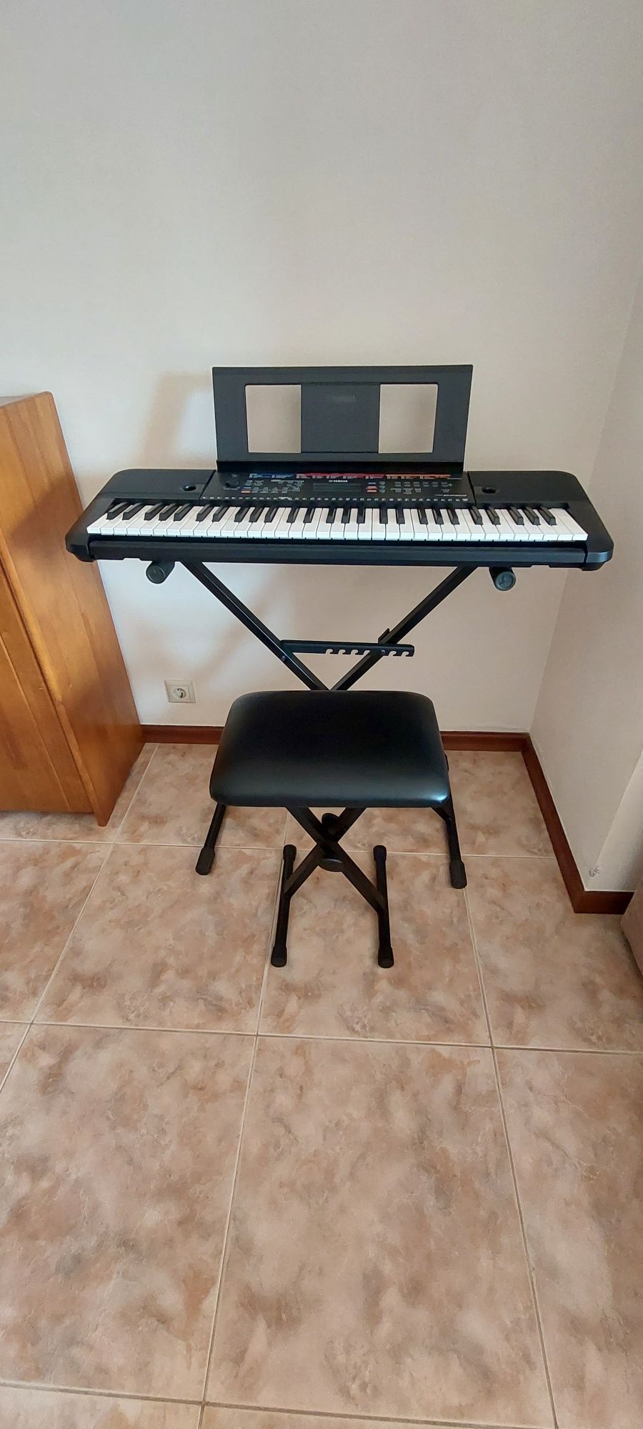 Teclado yamaha PSR E263 + suporte + banco