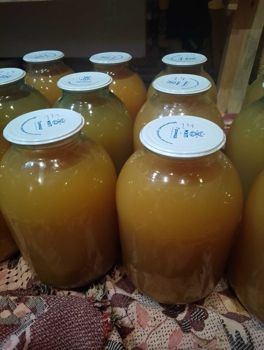 Сік яблучний в банках