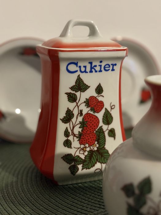Kazzubska porcelana wzór w truskawki Łubiana
