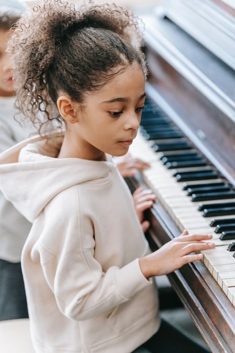 Nauka śpiewu oraz gry na fortepianie, pianinie i akordeonie