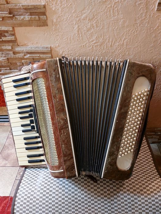 Аккордеон в хорошем состоянии