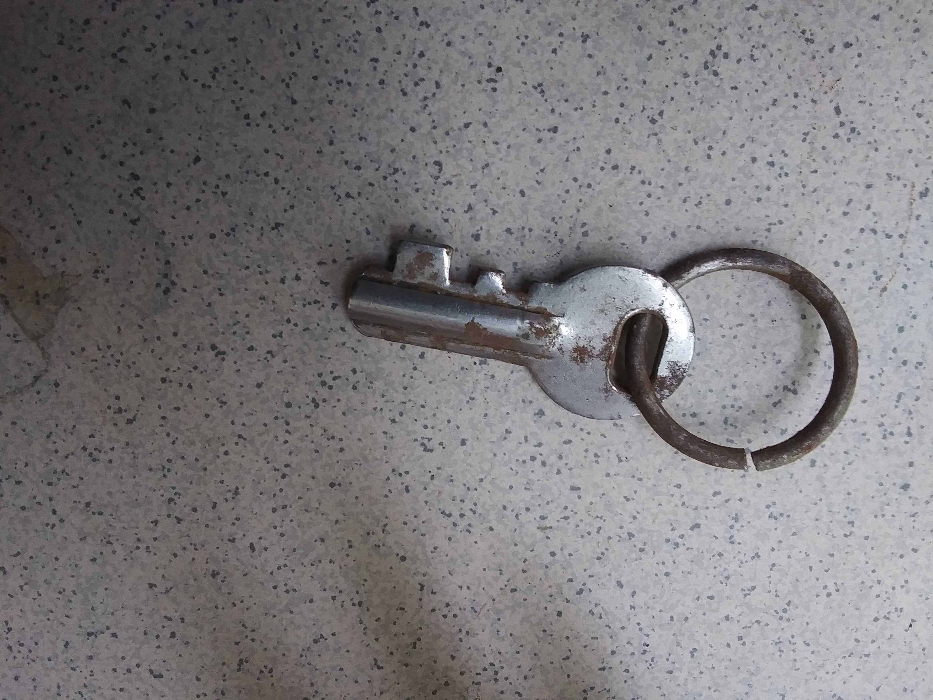 Stary mały kluczyk do kłódki zamka zabytkowy klucz z PRL