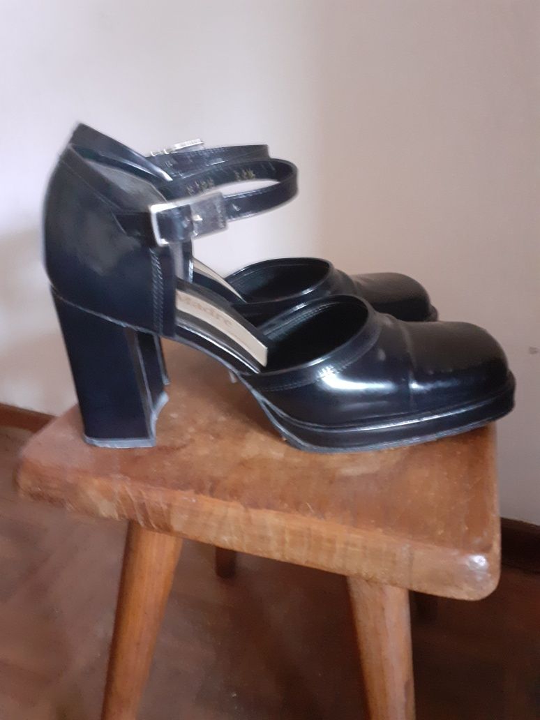 Sapatos vintage de verniz pretos