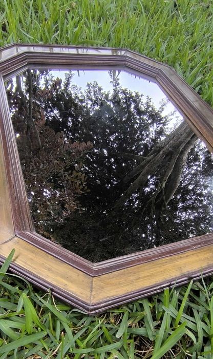 Belíssimo espelho com moldura em madeira dourada . Medidas: 65/50cm