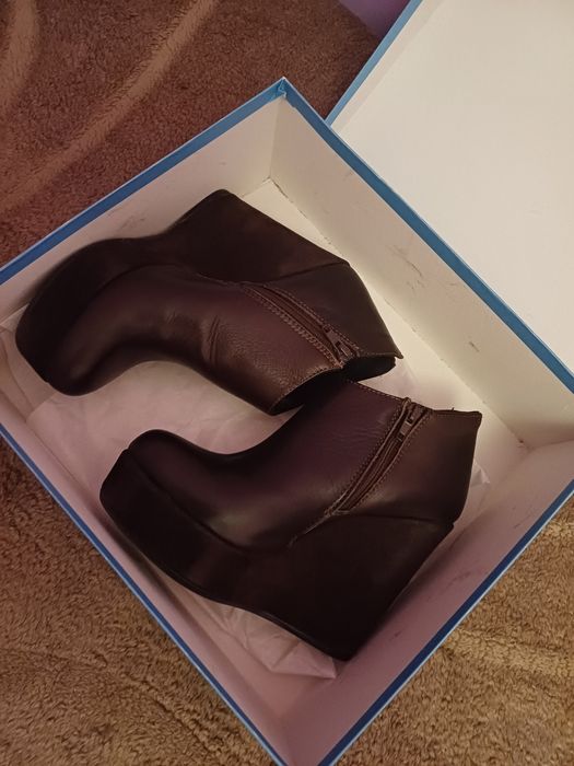 Botki Venezia 37, na koturnie, skóra