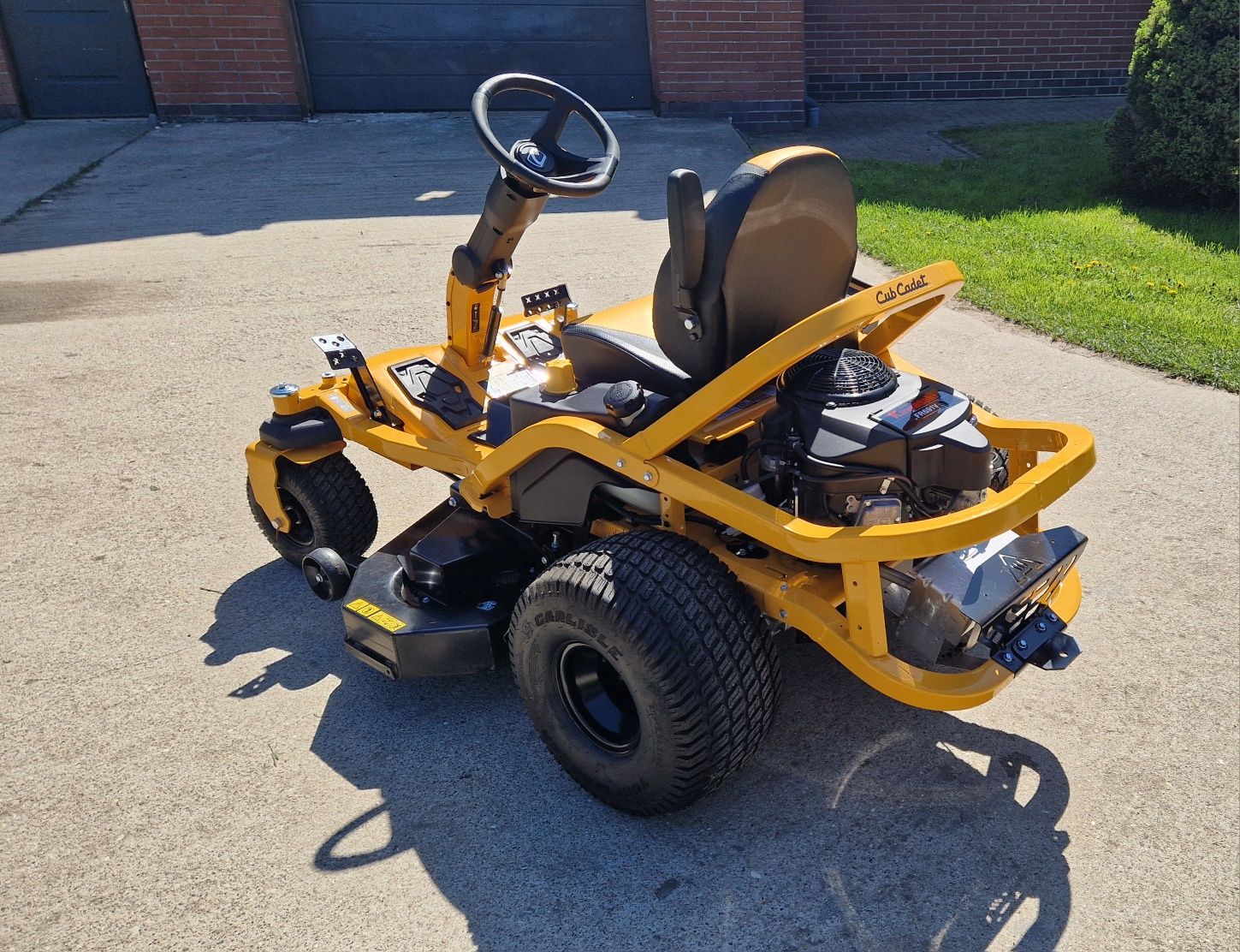 Traktor ogrodowy CUB CADET Zero-Turn XZ6 S127 cm Kawasaki kosiarka