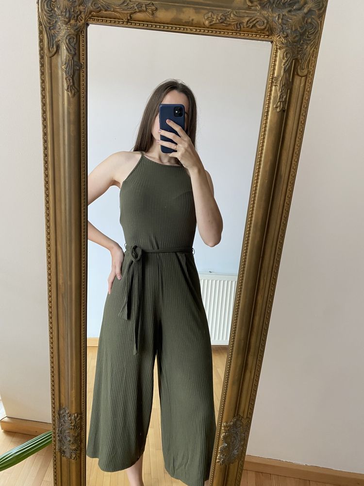 Продам Базовий комбінезон в рубчик на запах з кюлотами Pull&Bear