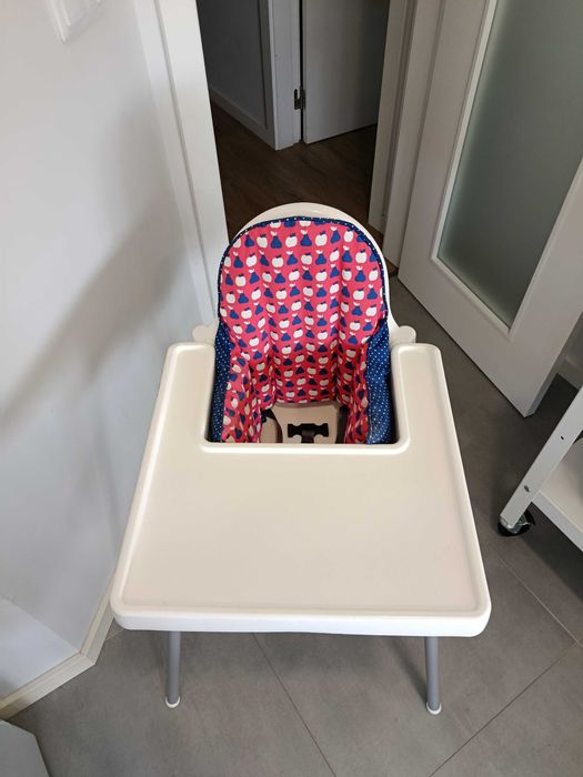 ** Cadeira de refeição + almofada IKEA **