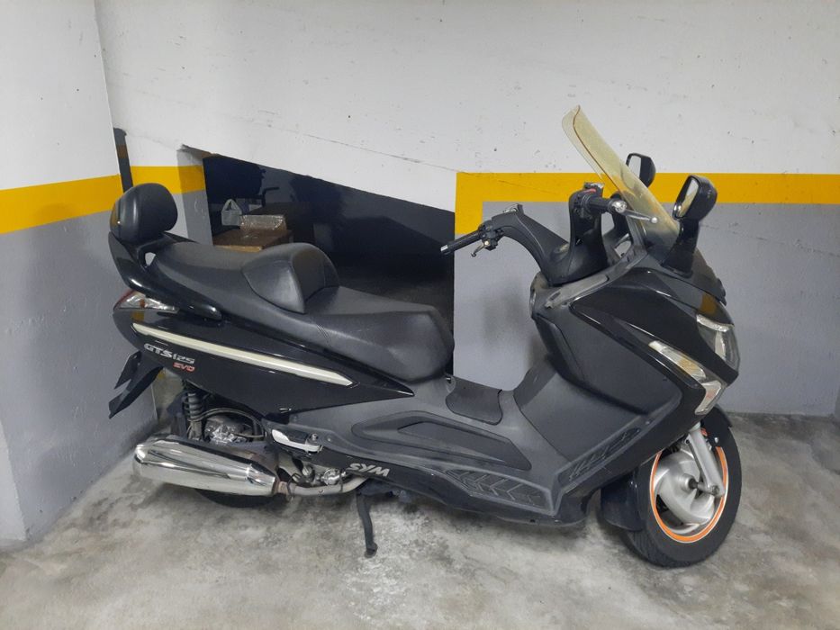 Scooter Sym 125 cor preta