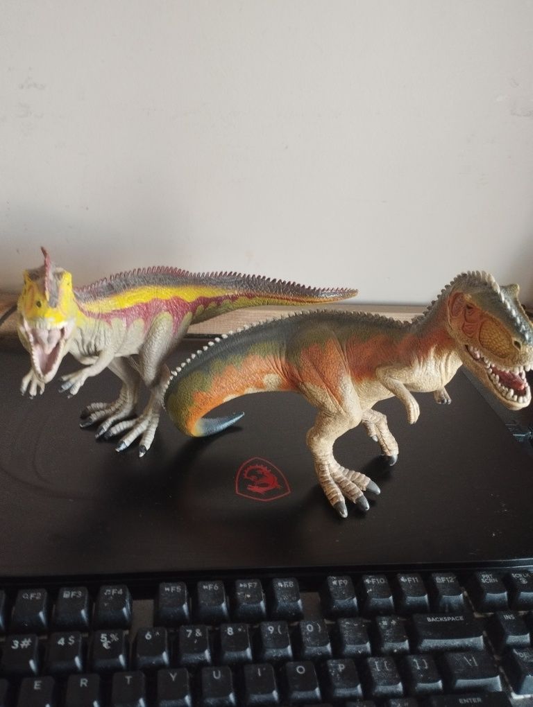 Figurki dinozaury pięć.