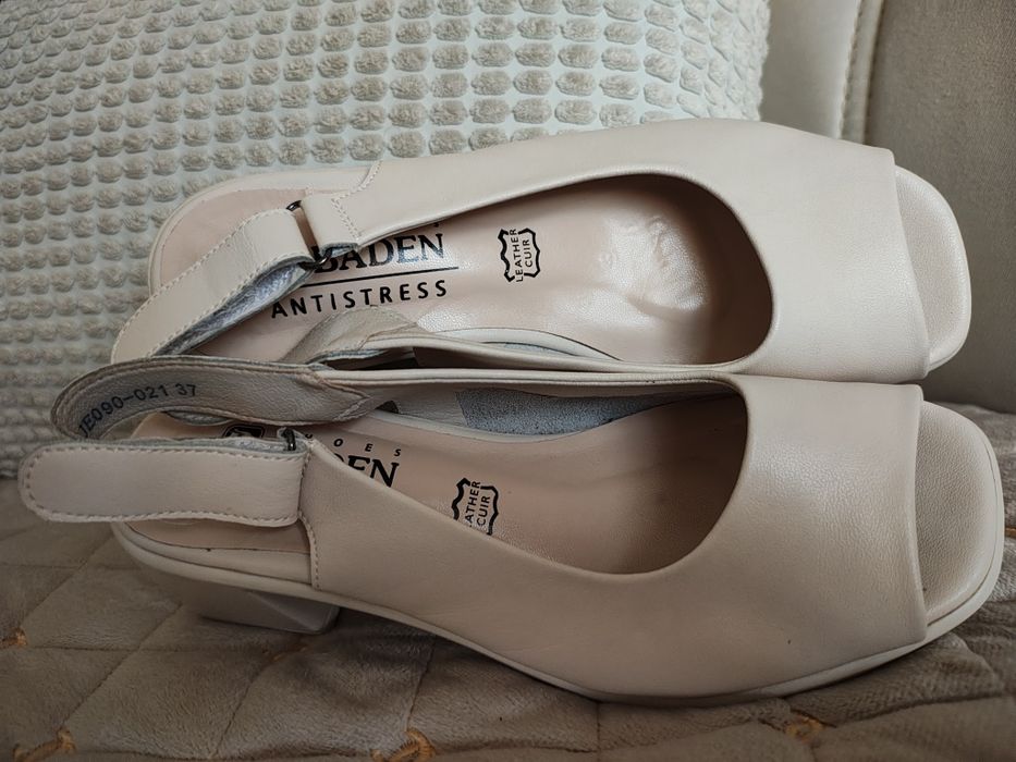 Шкіряні босоніжки