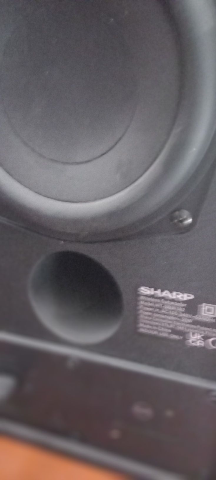 Sharp soundbar i subwoofer.