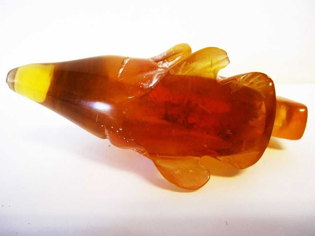 Pisa papel  vintage peixe em ambar esculpido com inclusões-145 gramas