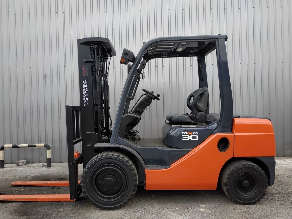 Погрузчик БУ TOYOTA , Дизель , 3т , подъём 4,3м , 2017г.