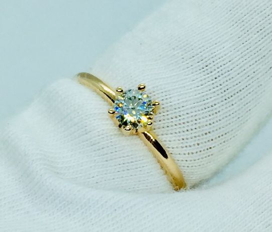 Золотое кольцо с натуральным бриллиантом 0.30 карат.