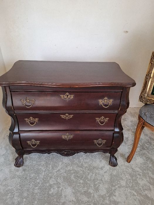 Komoda brzuchatka na lwich nogach