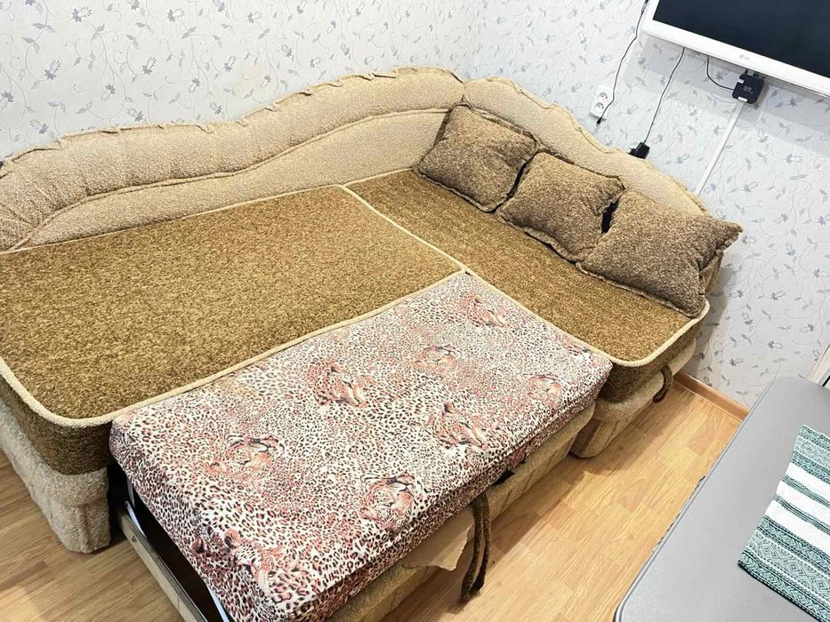Диван кутовий розкладний б/в