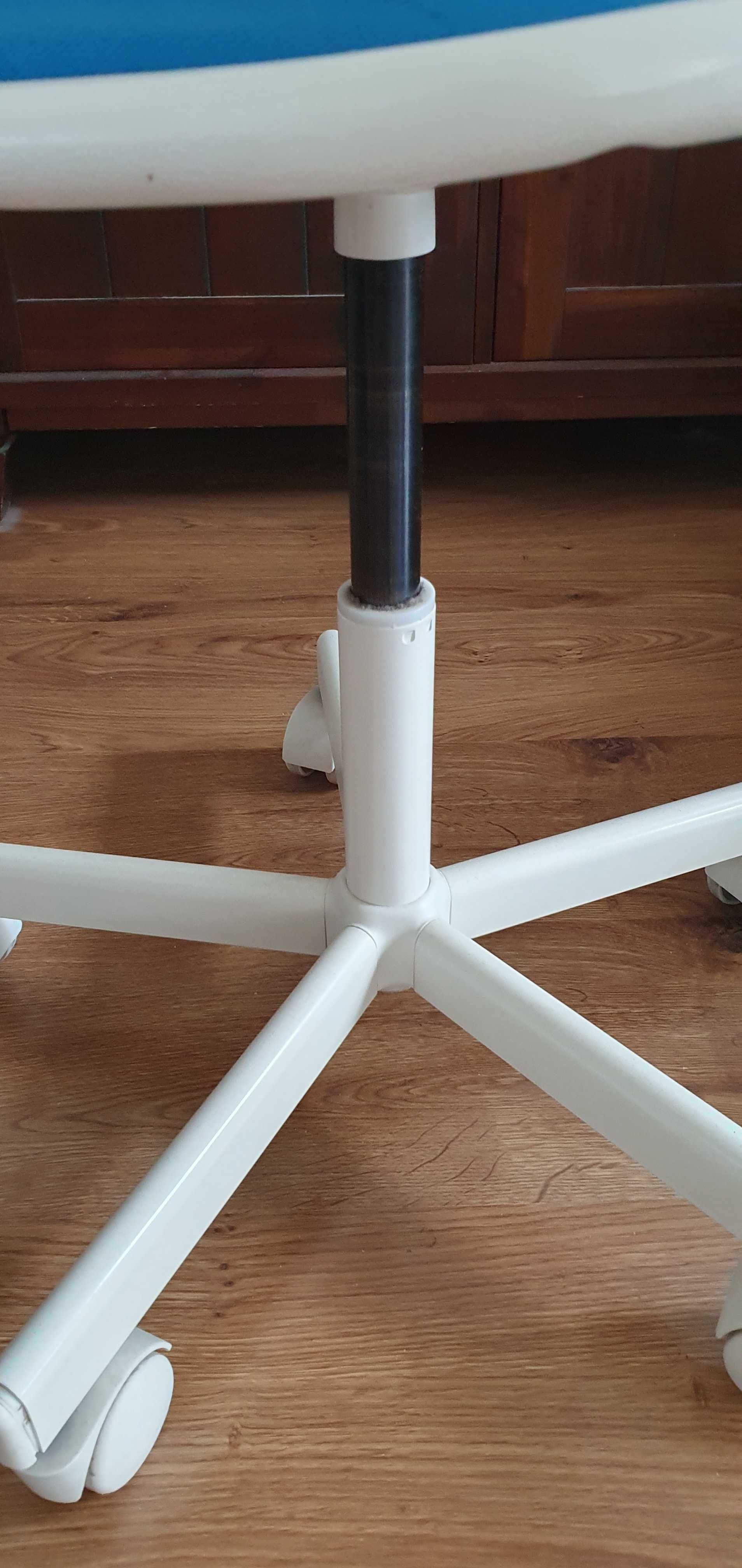 Krzesło obrotowe ÖRFJÄLL z IKEA dla dziecka.