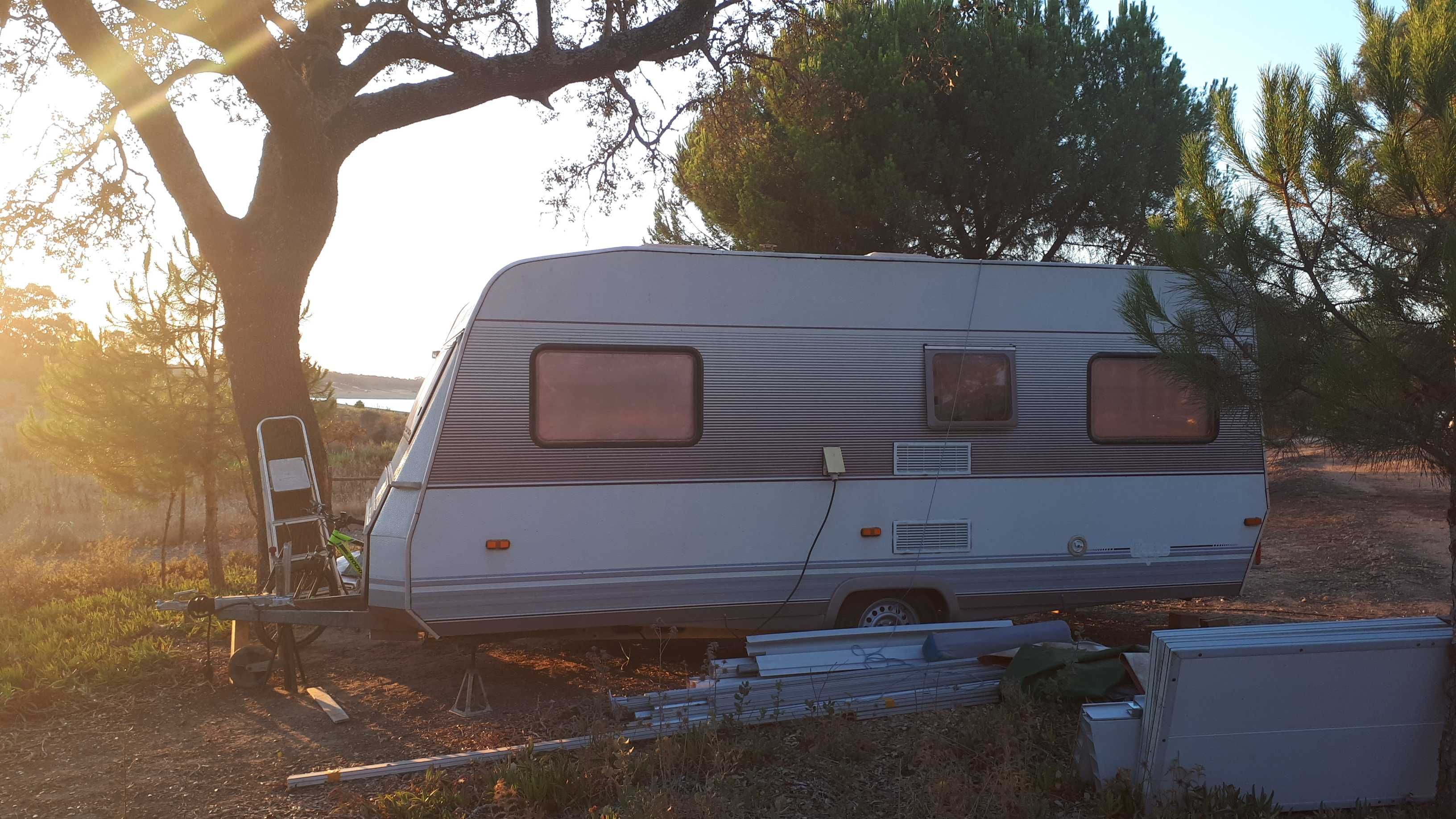 Caravana Dethleffs Nomad com avançado