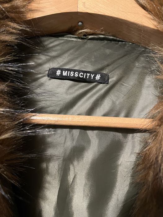 Kurtka khaki Miss City z dużym kołnierzem z eko futra rozmiar M