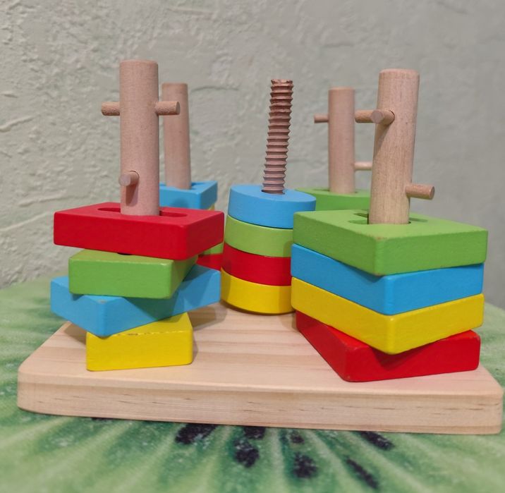 Логічна пірамідка сортер дерев'яна. Іграшки