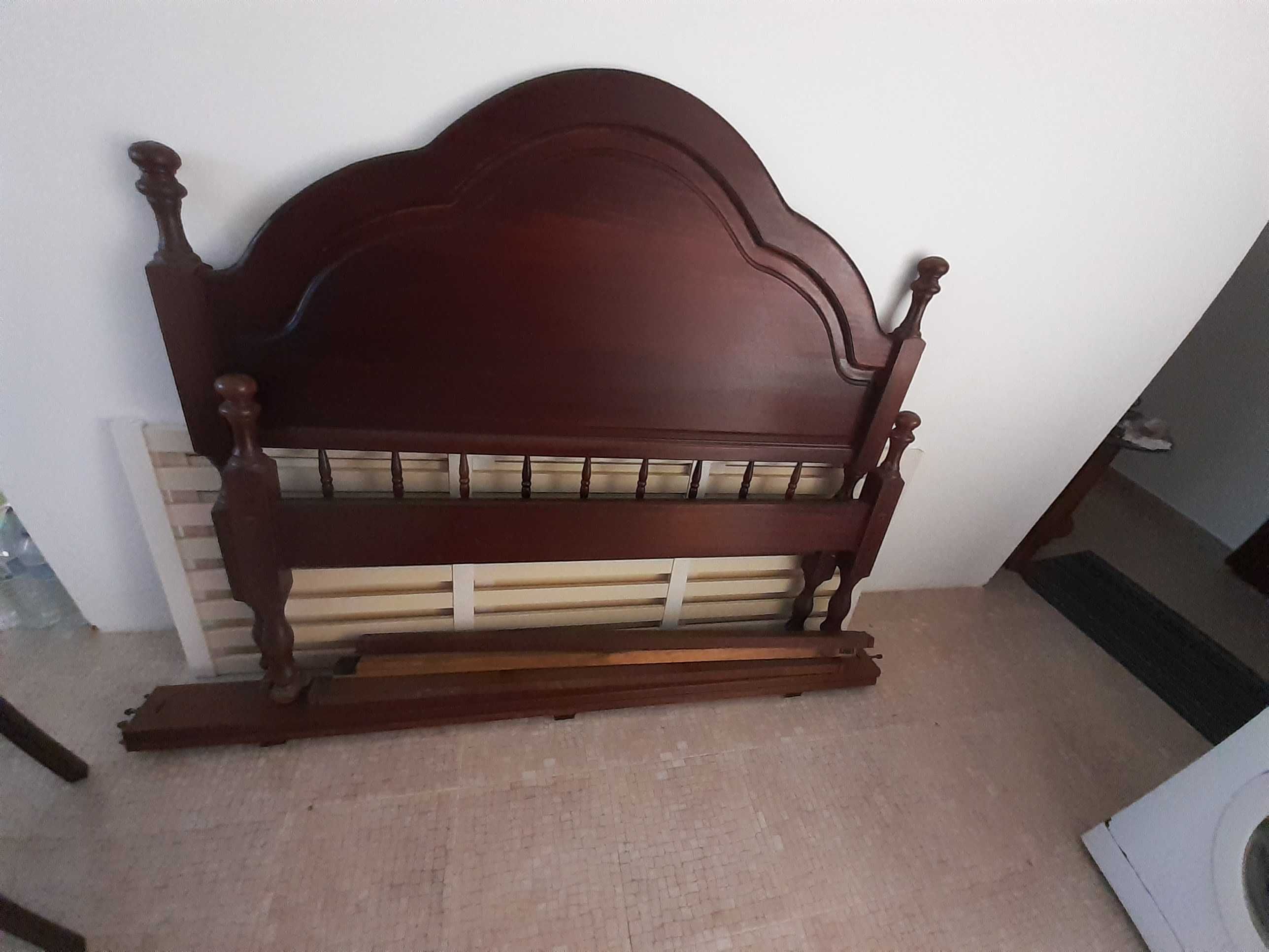 Vendo cama de casal de mogno