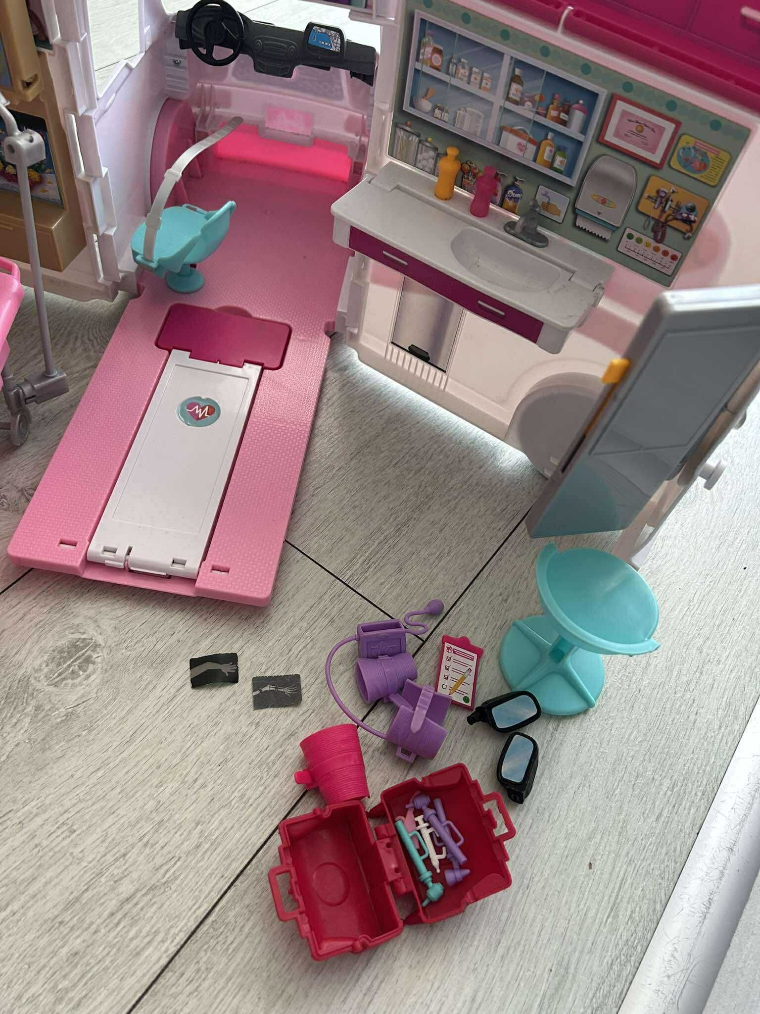 Barbie Karetka Ambulans z akcesoriami Mobilna klinika dźwięk