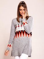Szary sweter w etniczne wzory