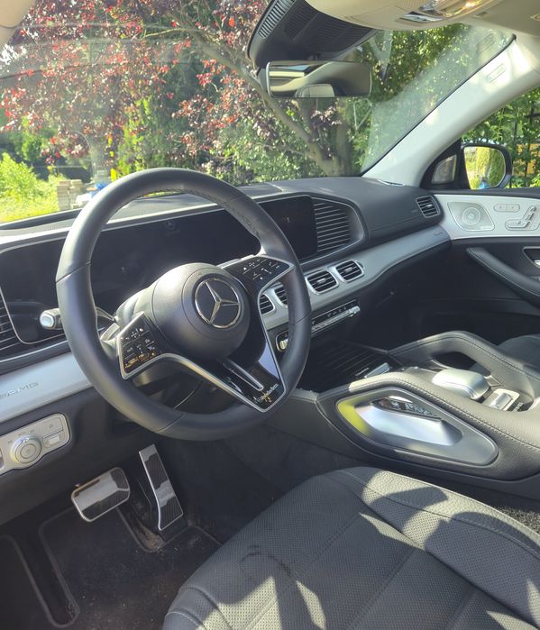 Piękny Mercedes GLE 2025 do ślubu