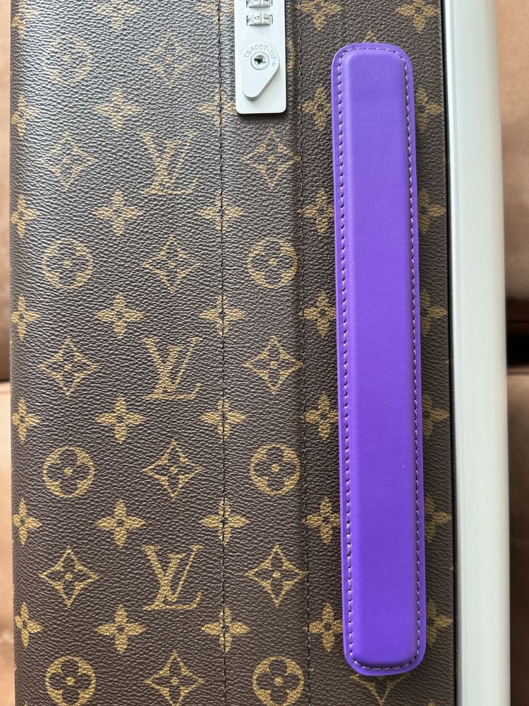 Чемодан LV