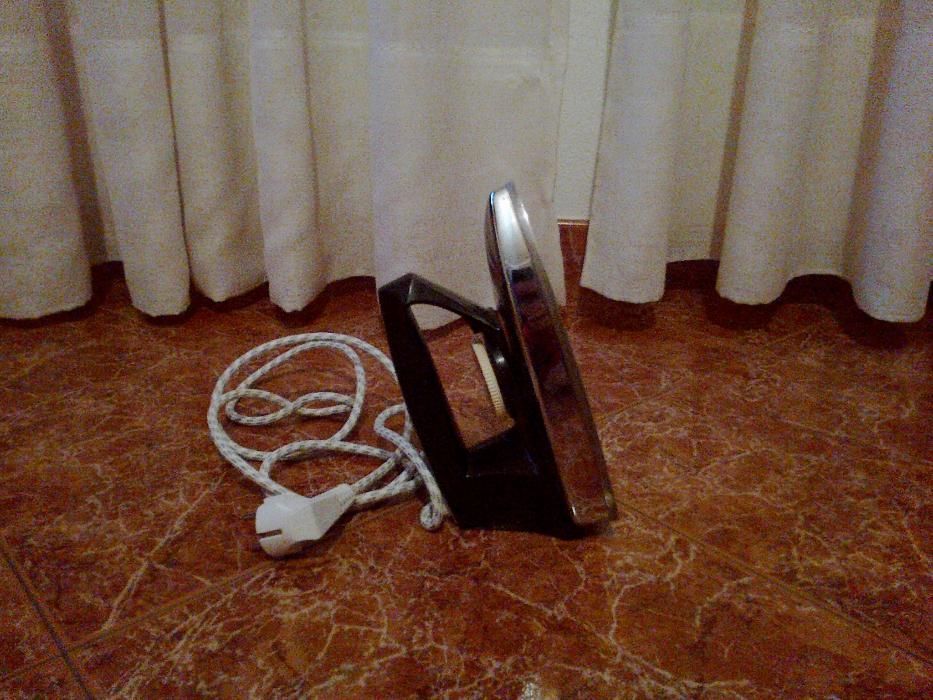 Ferro de passar eléctrico simples