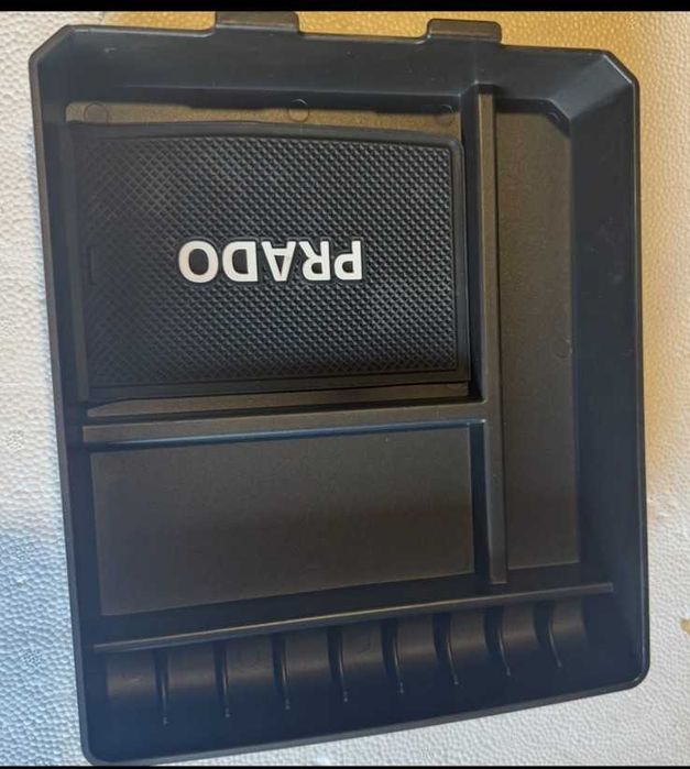 Вставка в подлокотник полка с логотипом(Prado)Тойота Ленд Крузер Прадо