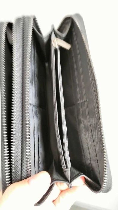 Черный, кожаный, кошелек-клатч на две молнии.