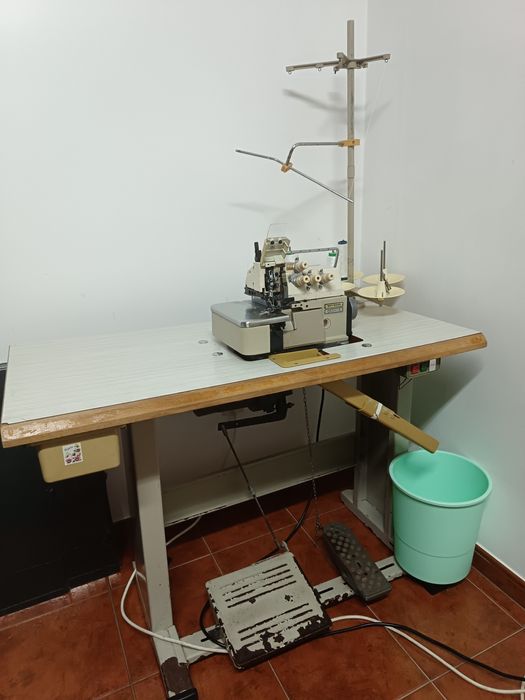 Máquina cose e corte