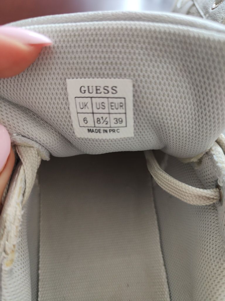 Śliczne sneakersy Guess