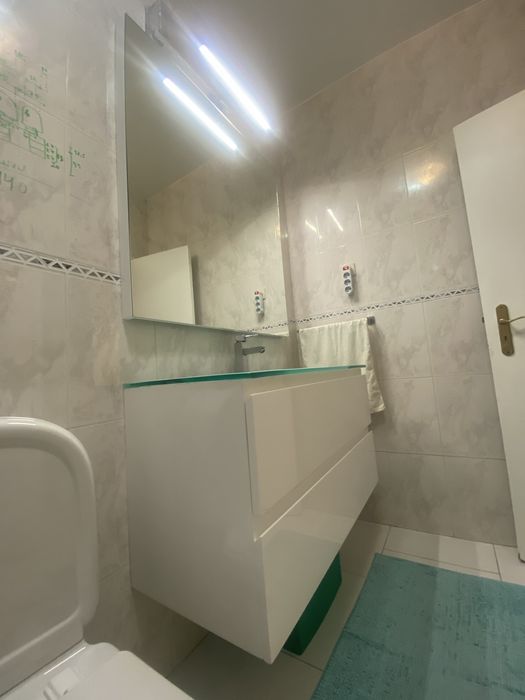 Móvel , espelho, torneiras , sanita e bidé wc