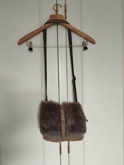 Bolsa em pelo e pele sintética