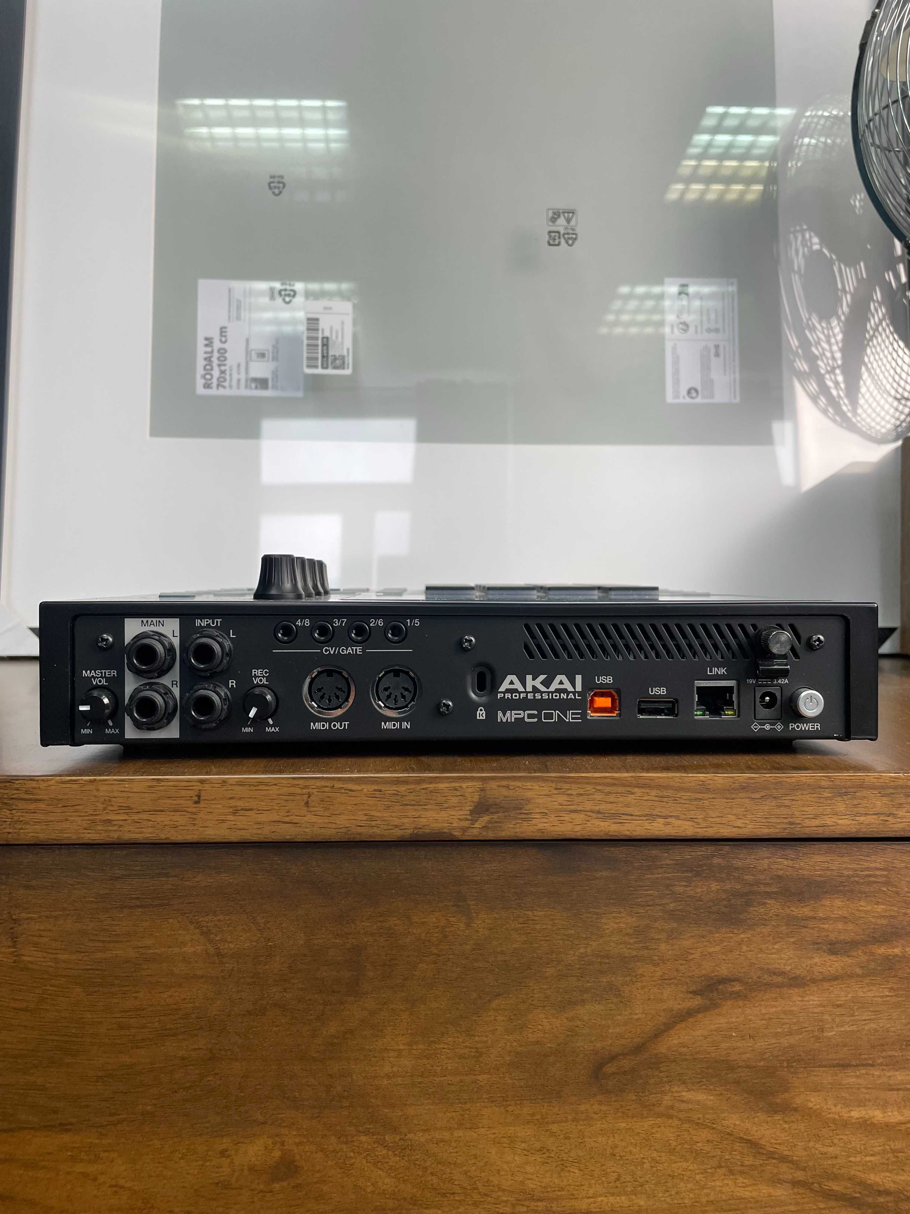 Akai MPC One z pokrowcem. Jeśli szukasz w stanie idealnym to zapraszam
