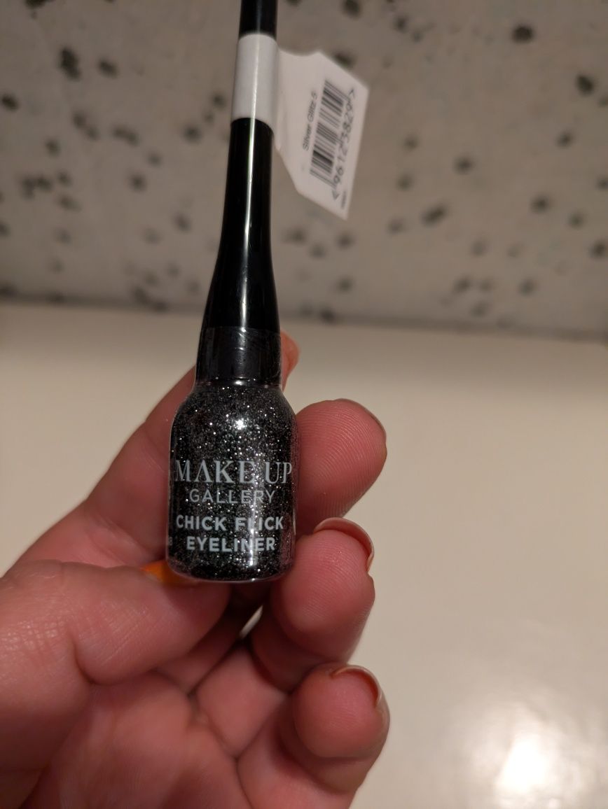 Make Up Gallery Czarno srebrny płynny eyeliner