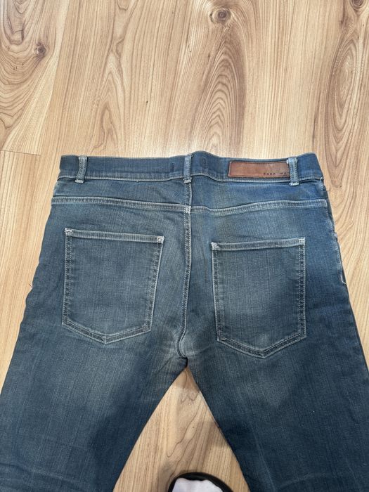 niebieskie długie dżinsy