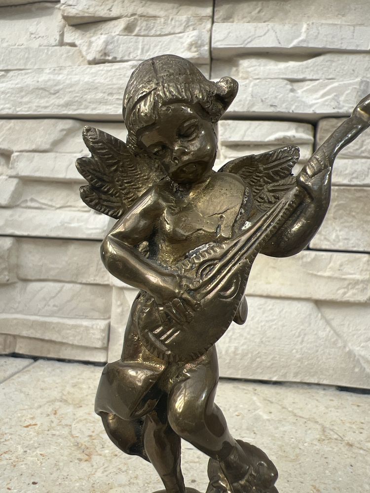 Mosiezny aniolek grajacy na gitarze aniol z mosiądzu