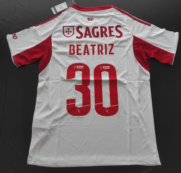 Camisola Alternativa Branca do Benfica, tamanho S, com o Nome: Beatriz