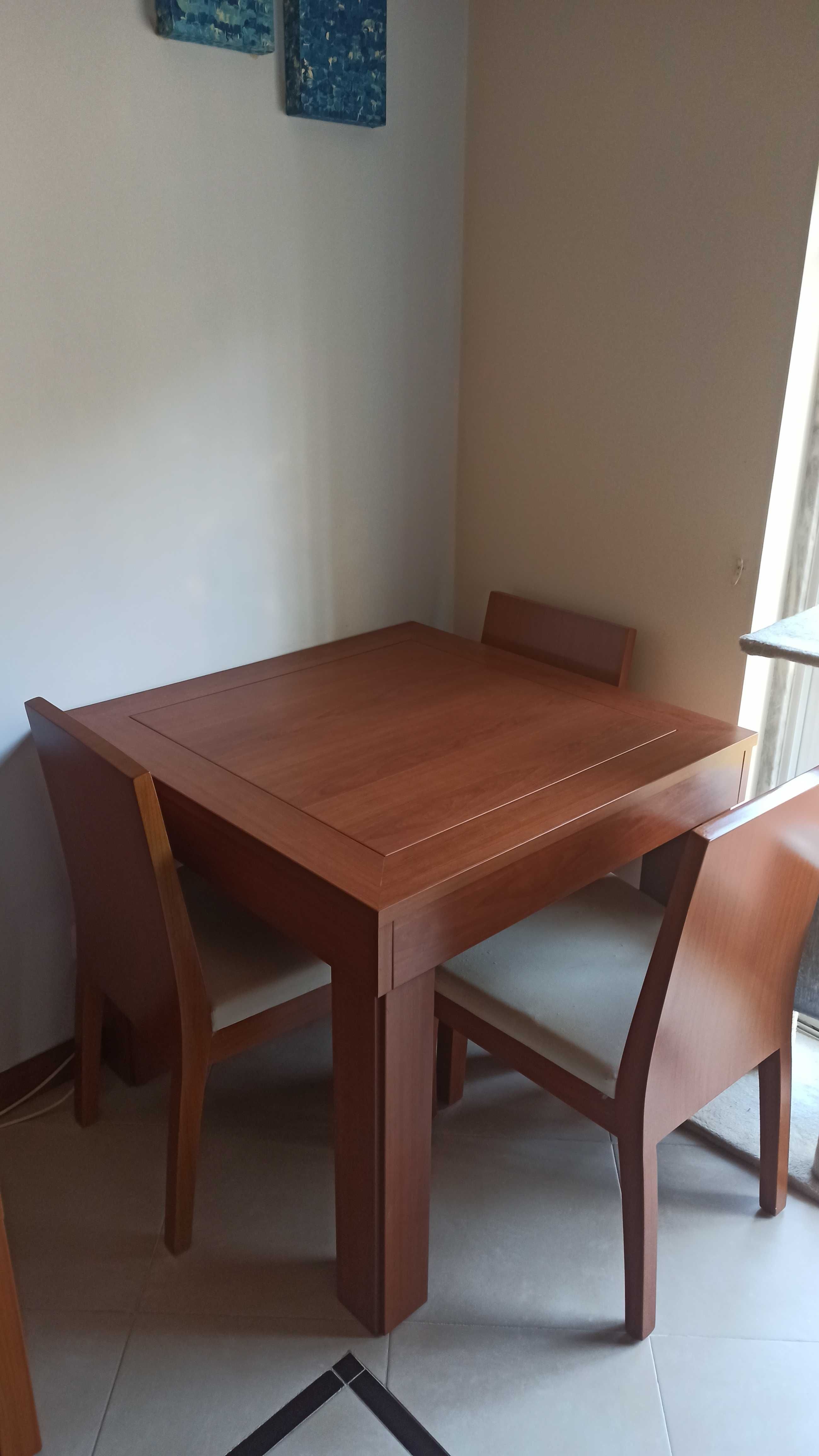 Móvel de sala com mesa de centro e mesa de jantar com cadeiras