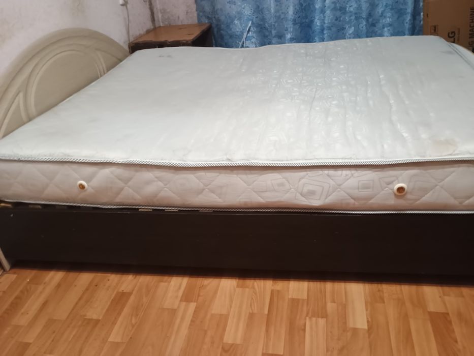 Срочно продам б/у ліжко , можна з матрацом (не обов'язково)