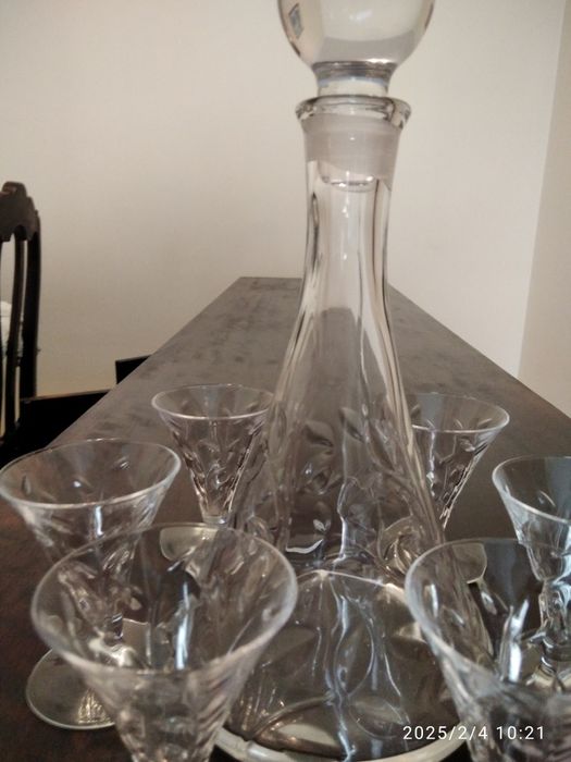 Garrafa e copos de vinho do porto