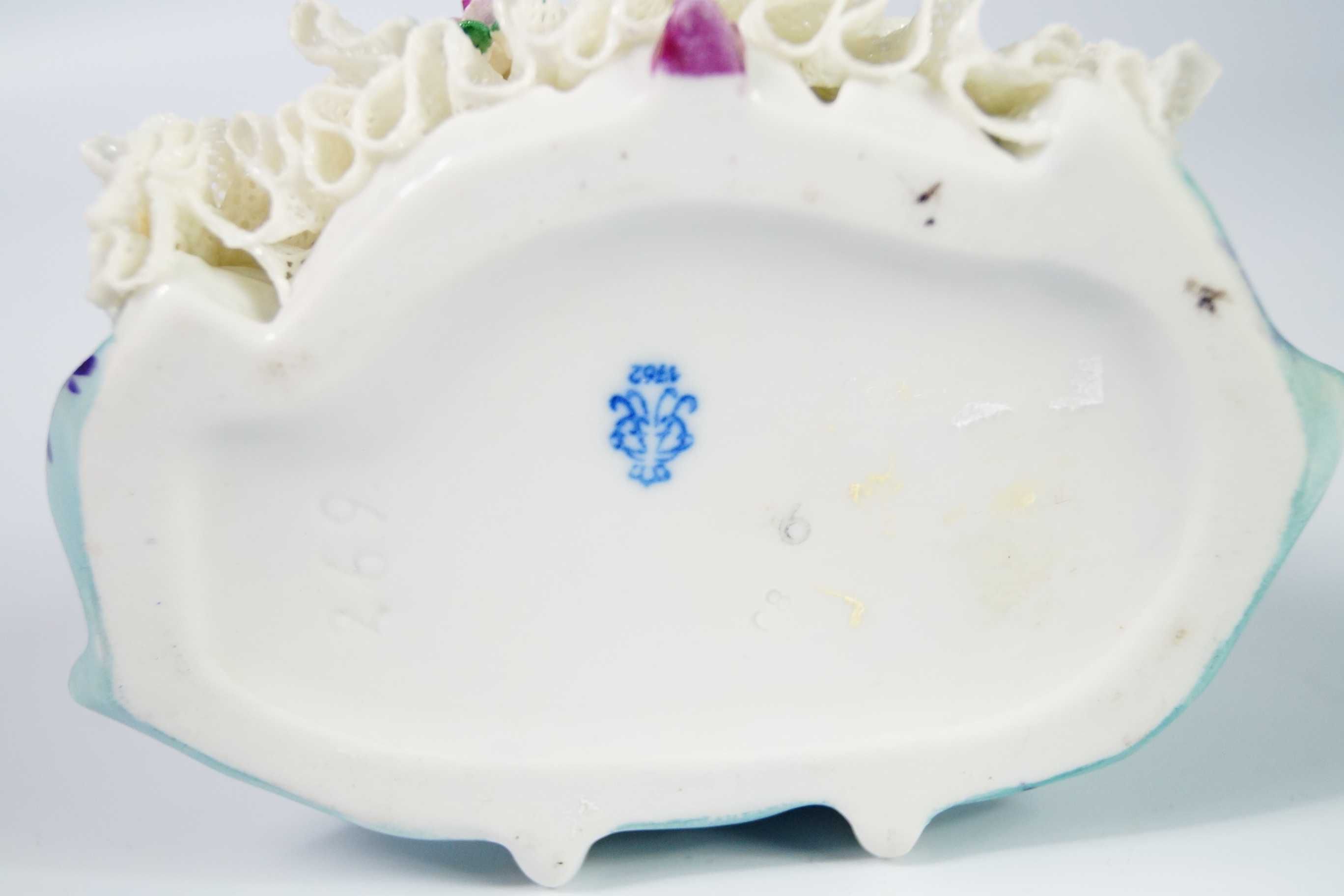 Piękna porcelanowa figura VOLKSTEDT rokoko dama na krześle