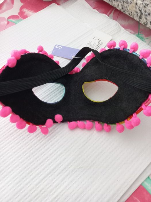 Máscara facial nova de fantasia com pompons