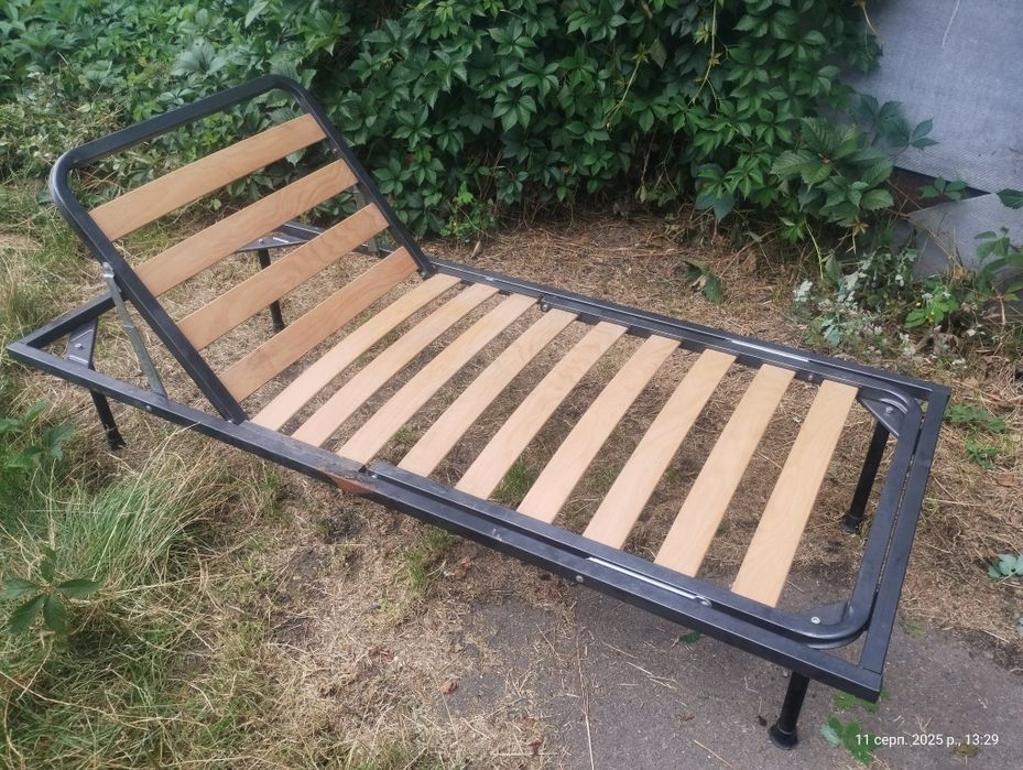 Ліжко з металевого каркасу