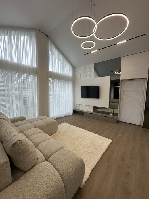 Будинок з ремонтом , меблями і технікою /без %