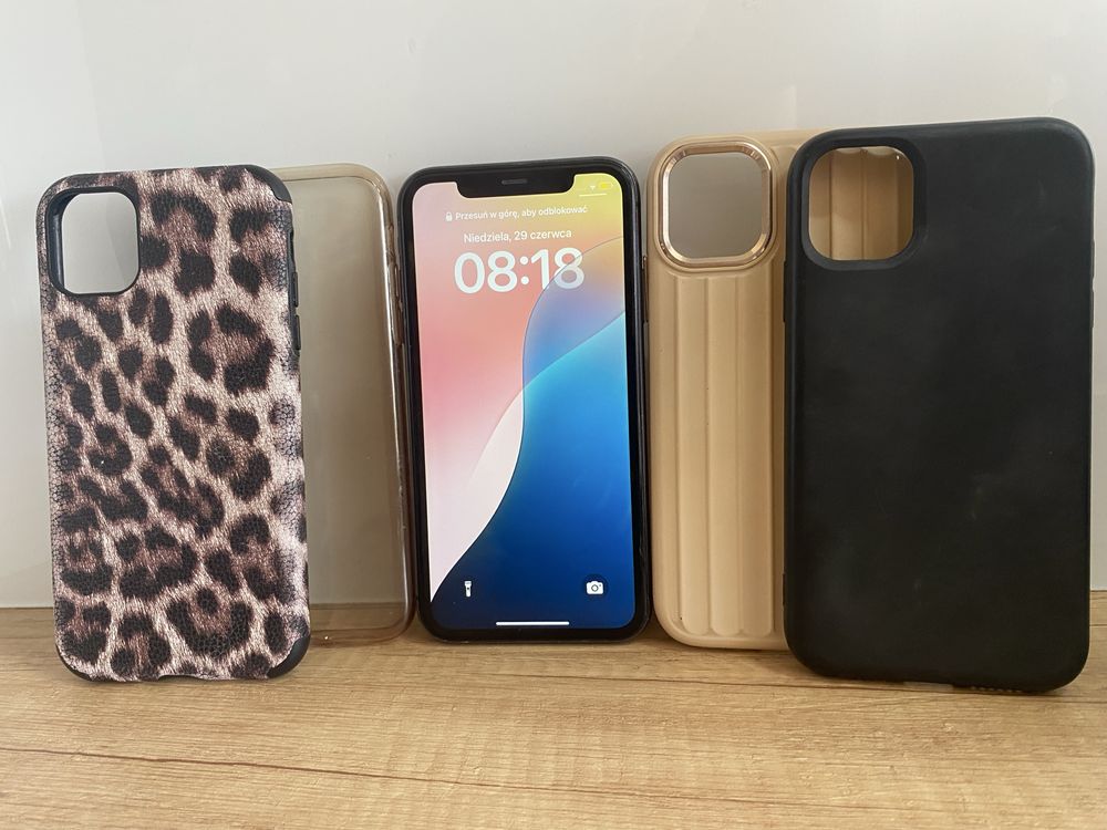 iPhone 11 64 GB plus 5 etui